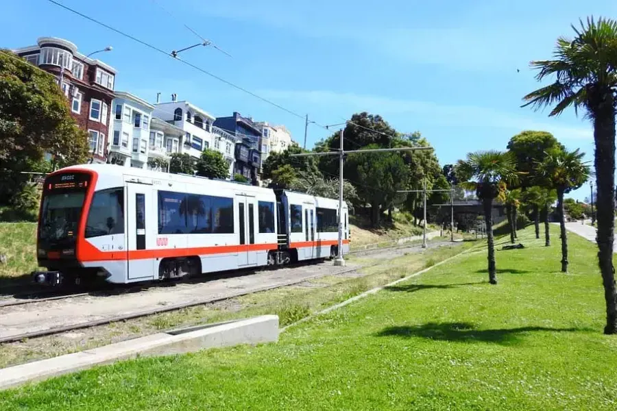 Ein MUNI-Personenzug fährt auf einem Gleis in San Francisco.