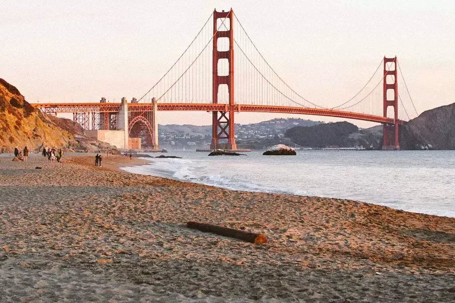 Abgebildet ist San Franciscos Baker Beach mit der Golden Gate Bridge im Hintergrund.