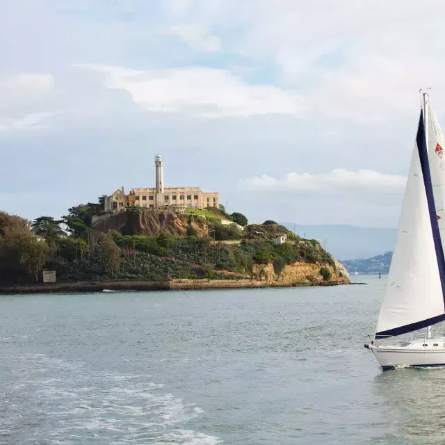 Una barca a vela passa davanti all'isola Alcatraz a San Francisco.